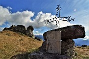 56 Sull'altare (1984-2018) richiamo a volersi bene  